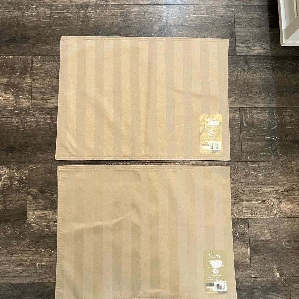 Lot of 2‎ Placemats and 1 Table Runner